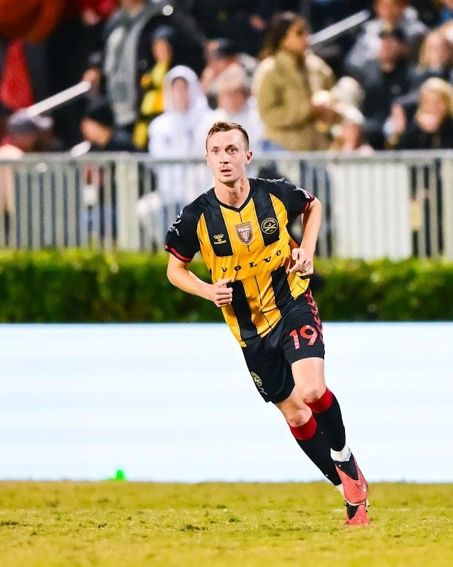 Robbie Crawford in match action for Charleston Battery